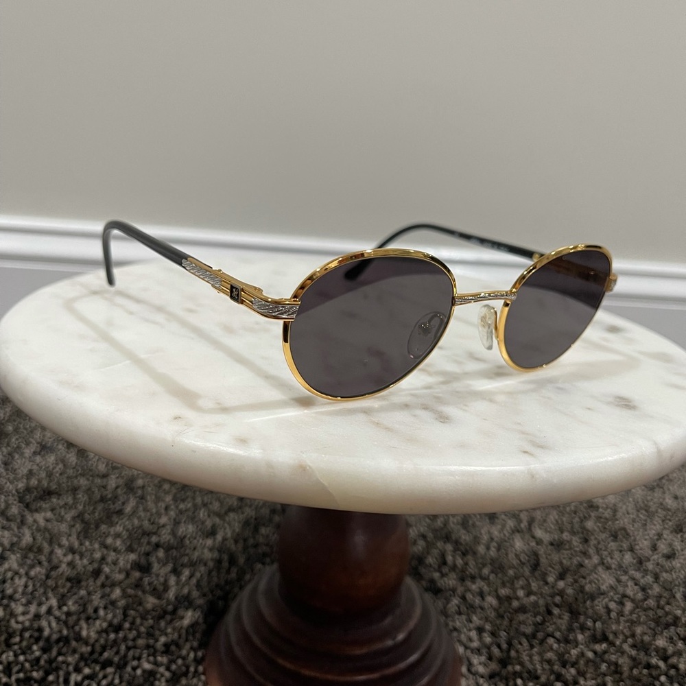 Hilton 24kt Gold Round Sunglasses 
Zero Base / Solid Black/Gold